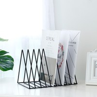Nouvelle conception d'étagère triangulaire en fer, type sur pied, à un seul niveau, créative, pour le bureau, rangement de magazines, étagère pour livres et journaux