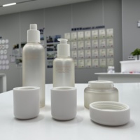 Bouteille PETG pour emballage de soins de la peau 150 ml - Crème pour le visage, lotion, huile essentielle et crème pour les yeux en PET, ensemble avec logo personnalisé, forme ronde beige
