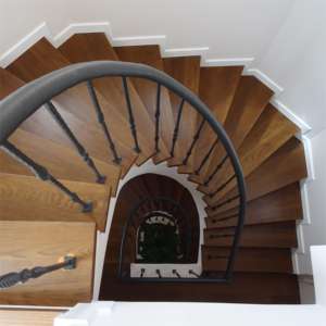 עיצוב מותאם אישית עץ גרם מדרגות מעוקל עם מעקות מתכת מינימליסטי ברזל עץ מלא פלדה עבור פנים חיצוני יוקרתי - Product Image 2