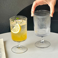 Verre à pied côtelé style INS, à rayures verticales, pour desserts, glaces, vin, cocktails, jus et boissons froides, pour café et bar