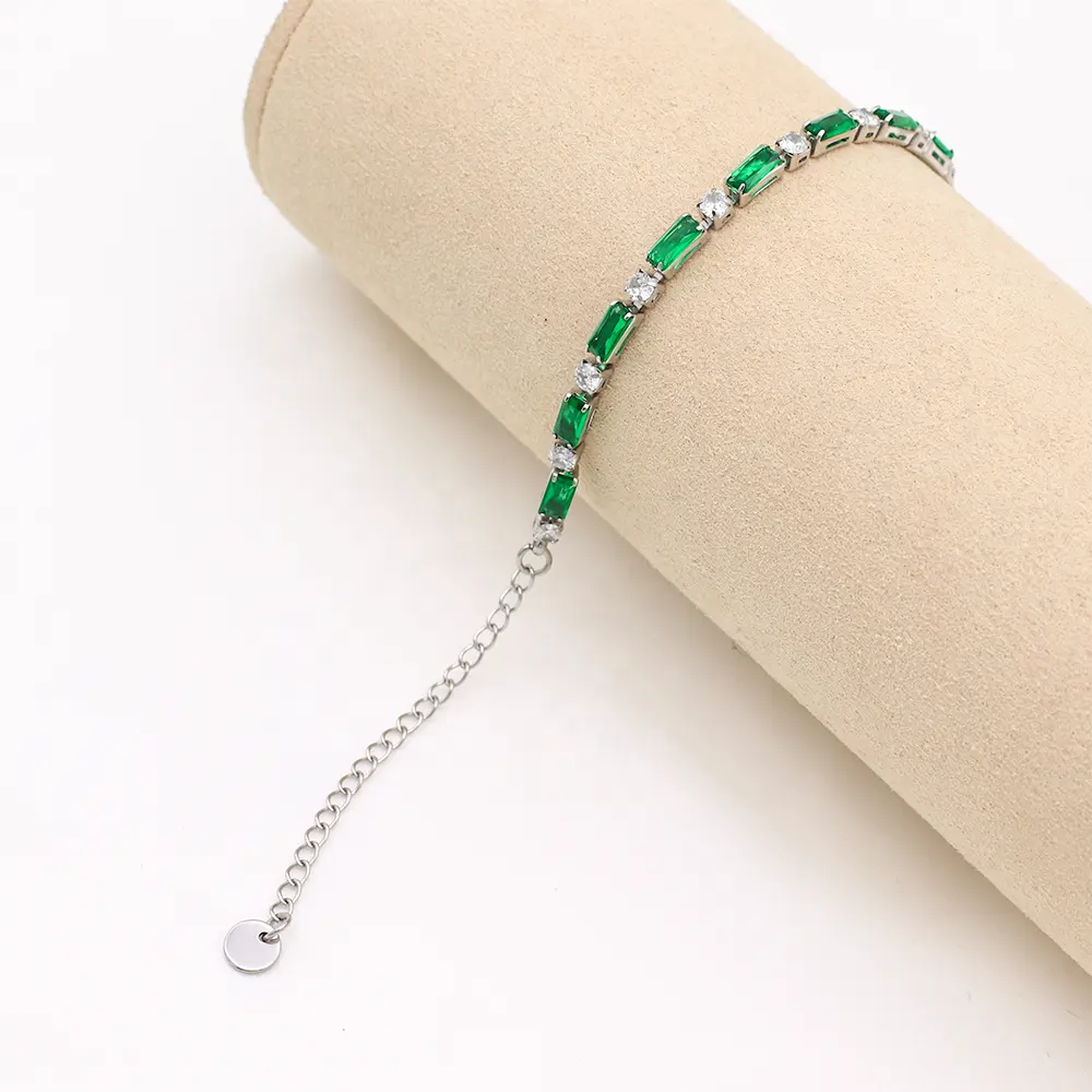 Una pulsera de circón Esmeralda simple y brillante con articulaciones de bambú, hecha como un regalo de vacaciones para familiares, amigos y socios