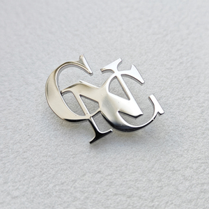 Lencana Pin Baja Tahan Karat Kustom Ramah Lingkungan dengan Pilihan Pelapisan Perak, Cetak UV, Emblem Mode Perak, Pencetakan Laser, dan Etching Perak - Product Image 2