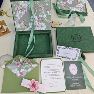Caja de Invitación de Boda en Cuero Sintético Verde Salvia, Monograma Personalizado en Relieve, Borla, Cinta Floral, Cajas de Invitación para Bodas en Jardín o Bosque - Product Image 3