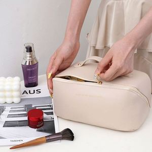กระเป๋าเครื่องสำอางแบบพกพาปี 2024 กันน้ำ ขนาดใหญ่ ทำจากหนัง PU สำหรับผู้หญิง กระเป๋าใส่เครื่องสำอางคุณภาพสูงพร้อมช่องแบ่ง - Product Image 4
