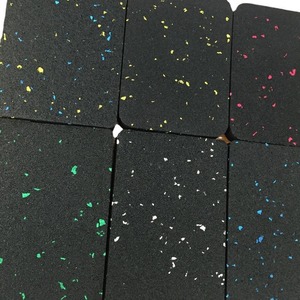 Tapis de sol en caoutchouc robuste, imperméables, inodores et à drainage facile pour l'élevage (bovins, chevaux, écuries) - Product Image 1