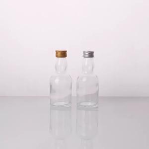 Mini bouteilles en verre pour brandy, vodka, <span class=keywords><strong>vin</strong></span> et liqueurs avec bouchon à vis noir réutilisable en verre, estampillées à chaud et avec étiquette dorée, prêtes à l'emploi - Product Image 5