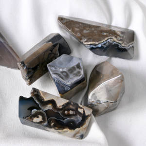 Ornement en Agate Volcanique Naturelle Polie de Forme Libre, Artisanat en Cristal Fait Main pour la Décoration Intérieure et la Collection de Cadeaux - Product Image 3