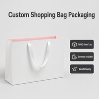 Sacs shopping en papier blanc en gros avec poignées en ruban, logo personnalisé, finition mate résistante à l'humidité, directement de l'usine pour la fourniture de cadeaux