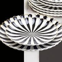 Assiettes en céramique irrégulières écologiques de style français classique avec des accents de perles, en porcelaine cuite à haute température pour les desserts de fête, les plats principaux