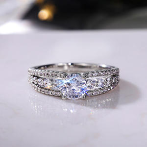 Anello in Argento F752 con Diamante, Anello di Fidanzamento da Donna con Diamante Sintetico Taglio Brillante Rotondo e Pietre Laterali, Colore G - Product Image 6