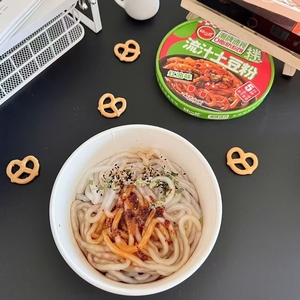 Nouilles larges instantanées artisanales sans gras avec sauce huile rouge épicée, faibles en glucides, saines, préparation rapide, nouilles asiatiques pour repas légers - Product Image 2