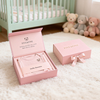 Boîte d'emballage en carton rigide faite à la main pour layette de bébé et coffret cadeau nouveau-né avec fermeture magnétique et options d'impression personnalisées
