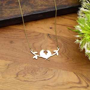 Collar de cadena dorada de latón Lovebird, colgante ancho y sencillo para una persona especial - Product Image 1