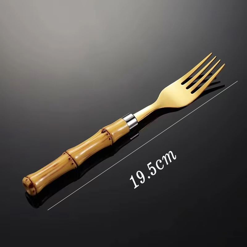 Tenedor de mesa dorado