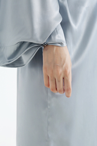 Robe longue en <span class=keywords><strong>satin</strong></span> sexy pour femmes, pyjama en soie, couleur argent, vente en gros, nouvelle collection - Product Image 2