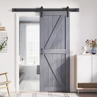 Portes coulissantes intérieures élégantes en bois massif avec finition peinte sur mesure, bien étanches pour appartement