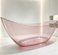 Baignoire transparente en forme de croissant, idéale comme baignoire de trempage pour adultes dans les hôtels de luxe