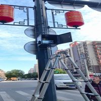 Poteau d'éclairage intelligent personnalisé pour ville connectée avec caméra intégrée, écran LED et station de base 5G pour routes urbaines extérieures (en métal)