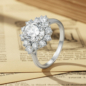 Anillo de Compromiso de Moissanita Chapado en Oro de 18K para Mujer, Corte Brillante Redondo, Diseño de Racimo en Forma de Flor, Estilo Clásico - Product Image 2