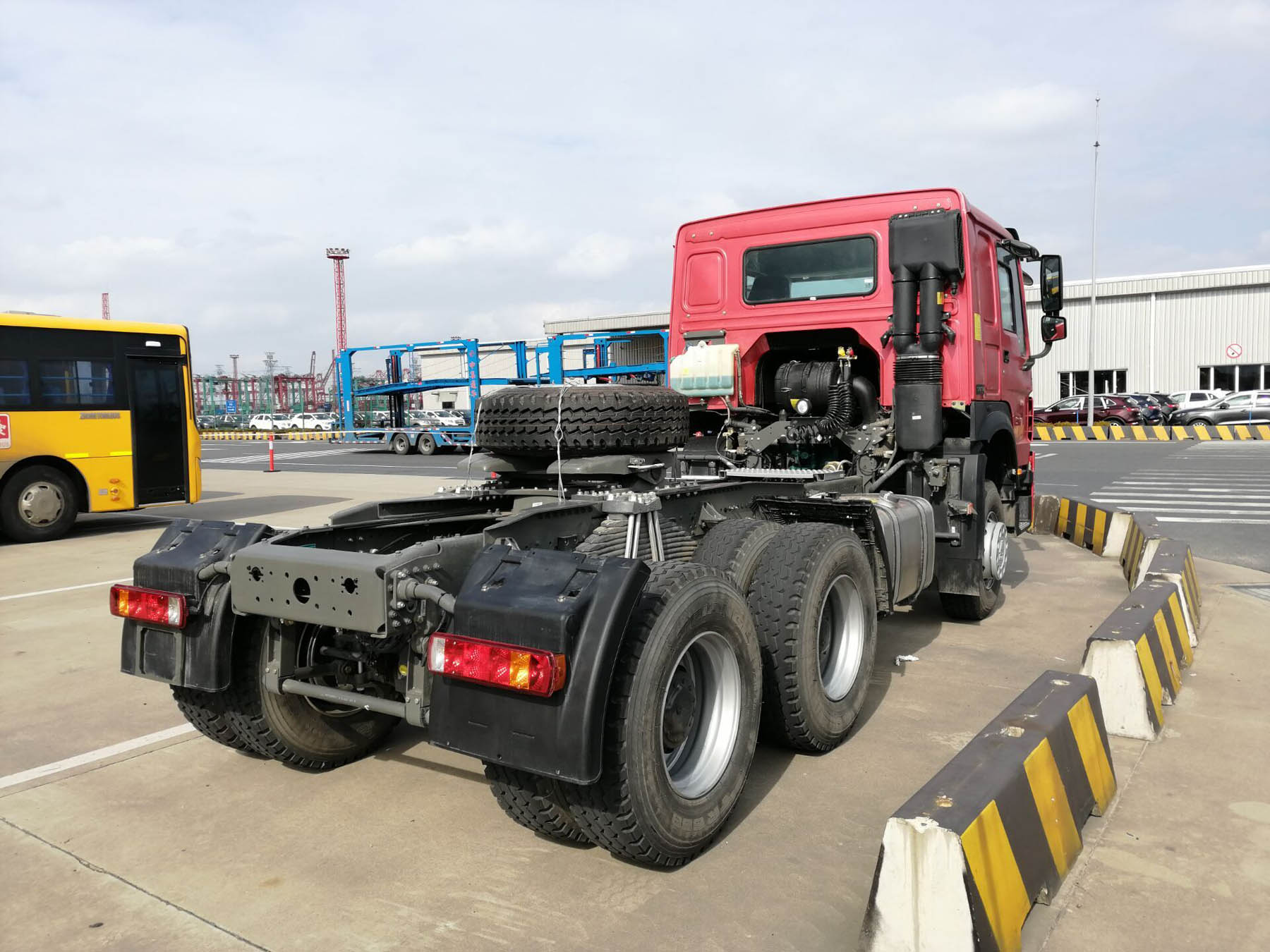 SINOTRUK HOWO ZZ4257N3247D1 6x4 Tractor Truck with Spare Parts