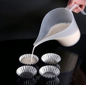 Verre doseur transparent 1L en PP de qualité alimentaire avec long bec verseur pour la pâtisserie, le laboratoire et le versement de pâte à gâteau - Product Image 4