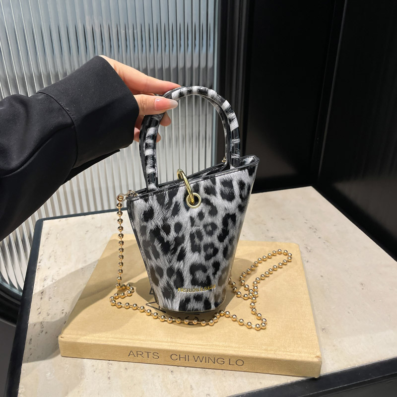 Black leopard print