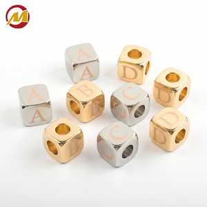 Perles en forme de cube dorées, breloques personnalisées avec initiales, adaptées aux bracelets, chaînes de téléphone et pendentifs de sac - Product Image 3