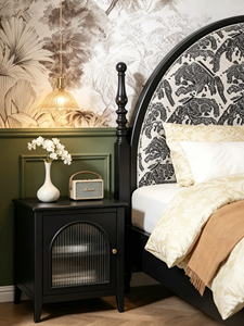 Cadre de lit king size traditionnel en bois avec tête de lit capitonnée arquée et design en tissu de style rond - Product Image 2