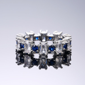 Simpatico anello con pietra quadrata per donna, design con intarsi scintillanti, gioielli alla moda per tutti i giorni - Product Image 4