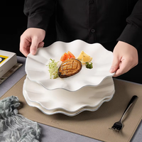 Nouveauté 2025, assiettes à dîner de forme irrégulière, design de bord bleu, émail blanc, assiette de service en céramique à volants pour mariage, événement