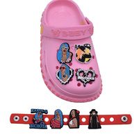 Nouvelles breloques de chaussures en PVC Karol G au design tendance, boucles de chaussures Karol G, accessoires de décoration pour chaussures rouges et roses, breloques pour filles, cadeau pour filles