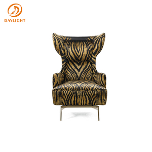 Sillón <span class=keywords><strong>de</strong></span> Lujo con Respaldo Alto y Otomana a Juego, Tapizado en Tela con Estampado <span class=keywords><strong>de</strong></span> Tigre Negro y Dorado, Base Metálica <span class=keywords><strong>de</strong></span> Alta Gama - Product Image 5