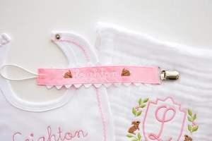 Vente en gros 100% tissé coton vichy nouveau-né bébé attache-sucette monogramme infantile bébé Plaid porte-sucette chaîne bavoir ensemble 2025 - Product Image 3