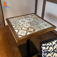 Mesa de Comedor de Cerámica de Alta Calidad, con Bordes de Madera Sólida, Estilo Moderno para Restaurante