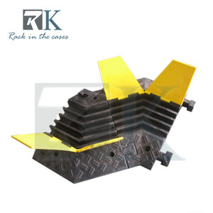 Rampe de protection de câbles extérieure jaune et noire pour couvrir les cordons au sol et lors d'événements - Product Image 1