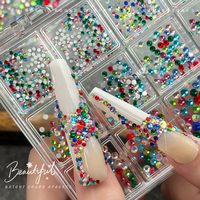 Boîte de 12 compartiments de strass ronds en verre colorés pour ongles, pierres à ongles colorées à fond plat, cristaux de luxe pour ongles