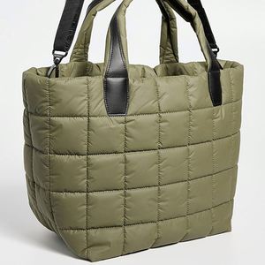 Bolso Tote Personalizado de Nailon Resistente al Agua para Mujer, Bolso de Mano para Viajes al Aire Libre, Diseño Acolchado, Bolso de Playa, Bolso Tote Mediano con Cierre y Correa para el Hombro - Product Image 4