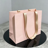 Sac en papier noir gaufré de luxe avec logo personnalisé, en papier texturé, avec poignée en ruban gros-grain pour emballage cadeau