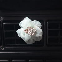 Nouveau Clip d'Aromathérapie Floral en Tissu de Style Chinois pour Grille d'Aération de Voiture pour Femme - Clip de Parfum Haut de Gamme pour Grille d'Aération de Voiture
