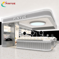Comptoir d'exposition cosmétique de luxe en acier inoxydable gris argenté avec logo LED incurvé et étagères de présentation en acrylique pour vitrine