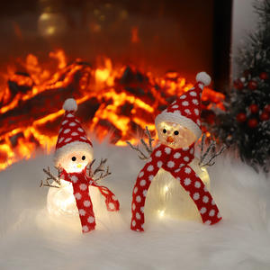 دمية رجل الثلج الصغيرة اللطيفة لعيد الميلاد مع وشاح أحمر، زينة داخلية مخصصة لعيد الميلاد مع أضواء، هدايا شخصية للأطفال - Product Image 3