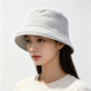 Sombrero de Pescador Unisex de Lona Transpirable con Cuadros Grises Claros, Etiqueta Metálica Personalizada con Logotipo, para las Cuatro Estaciones - Product Image 1