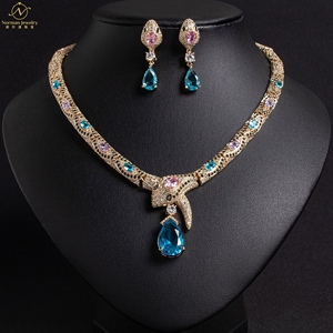 قلادة نسائية راقية جديدة بتصميم بسيط مطلية بالذهب مع زركون متلألئ على شكل ثعبان وسلسلة ترقوة على شكل فراشة - Product Image 5