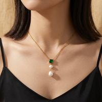 Collier en acier inoxydable plaqué or 18 carats avec zircone carrée, perle d'eau douce ovale et chaîne à trois niveaux
