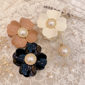 Pinza de pelo de flor coreana elegante para mujer Kinling OEM, diseño de tiburón perla grande hecho de plástico duradero, nuevo accesorio para el cabello personalizado - Product Image 1