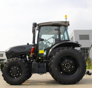 Tracteur 4x4 de 190 CV avec châssis de sécurité et transmission 8+2 pour ensilage - Product Image 2