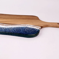Gadgets innovants, planche à découper multifonction en bois d'acacia et résine époxy à effet vague océanique, avec poignée confortable pour les outils de cuisine
