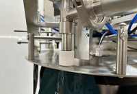Machine de remplissage et de bouchage automatique pneumatique à tête unique à haute vitesse pour bouteilles en plastique, haute précision