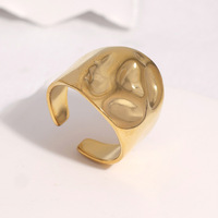 Europäisch-Amerikanischer Trendiger Punk-Stil Asymmetrischer Offener Breiter Ring mit Gehämmerter Textur und Goldplattierung, Nicht Verblassend