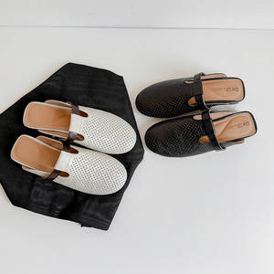 Sandalias planas de estilo francés retro, transpirables, con punta redonda, modernas y versátiles. - Product Image 1